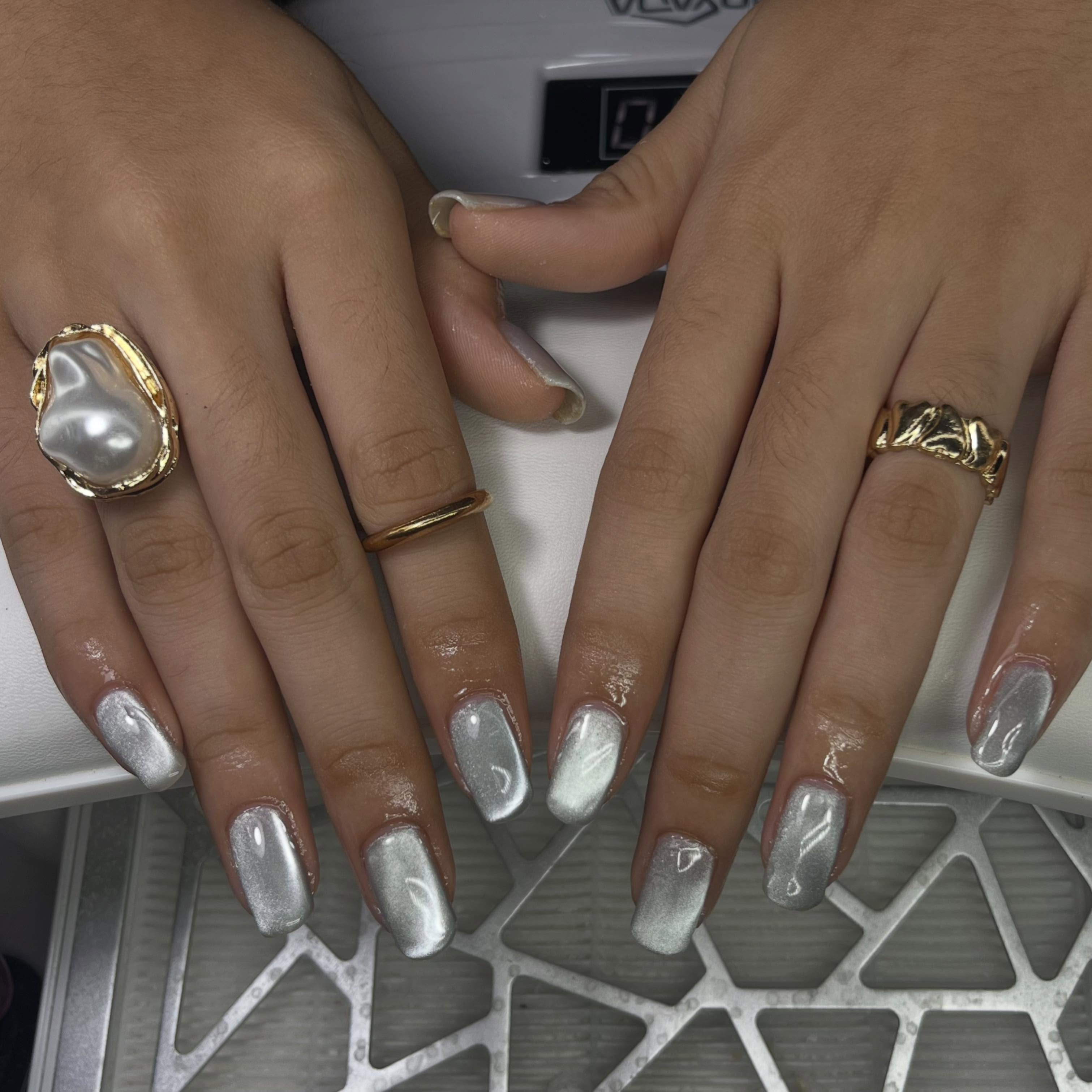 Silver cat-eye gel nails